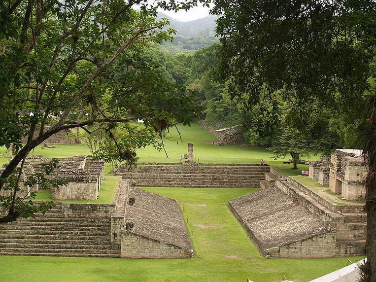 Een oude Maya-arena in Copán, in het westen van Honduras. Hier werden balspelen georganiseerd.Onderzoekers hopen deze constructies ook in de jungle te vinden. Beeld Wikimedia Commons