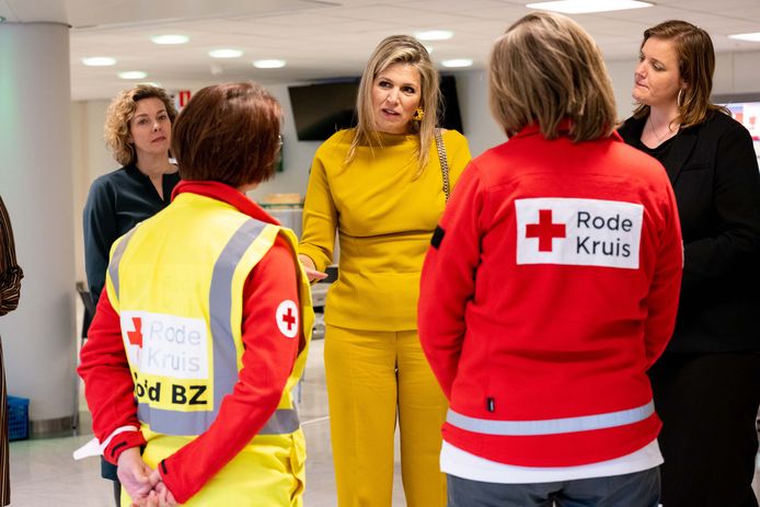 Foto ter Illustratie. Koningin Máxima tijdens een bezoek aan een Humanitarian Service Point voor vluchtelingen uit Oekraine.