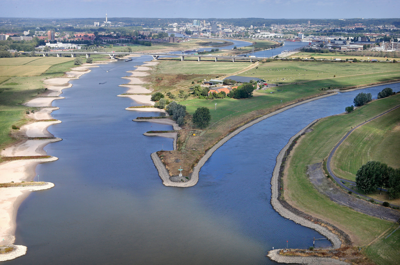 Waterstand Rijn nadert historisch dieptepunt, extra maatregelen om zeewater buiten de deur te
