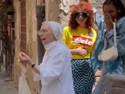 Italiaanse non schrikt zich een ongeluk wanneer ze twee jonge vrouwen ziet kussen: 