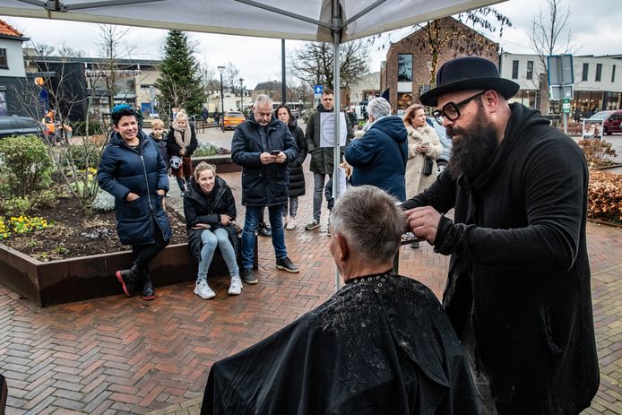 Frank Koolman (rechts, met hoed) van haarstudio Koolman&Co in Twello. Klanten en vrienden van de kappersfamilie uit Twello zijn een crowdfunding begonnen. Ze willen geld ophalen om daarmee het familiebedrijf in nood te helpen.