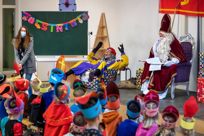 Grote hilariteit op de Lammerts van Buerenschool in Zetten, waar piet door zijn net gekregen stoel zakt.