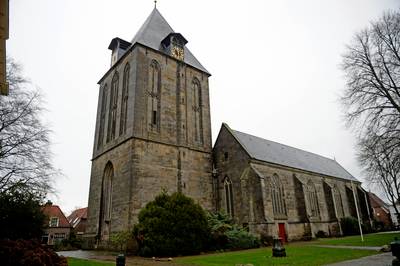 Thermostaat in Delden en Goor lager: in dikke truien en met das luisteren naar Gods woord