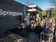Onder een stralend ochtendzonnetje is maandag het gerenoveerde pand van Kindcentrum De Springplank in Teteringen feestelijk heropend.