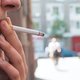 Corona maakt roken nog minder stoer: ‘Een roker zou ik nooit zoenen!’