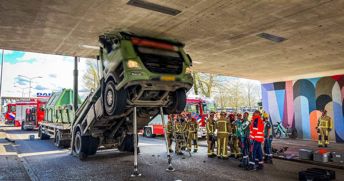 Un camion d’une entreprise de conteneurs s’écrase sur un viaduc, les pompiers doivent soutenir la cabine pour libérer le conducteur |  112 actualités Eindhoven