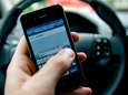 ‘Schikbarend’ aantal boetes voor rijden met telefoon in de hand uitgedeeld bij controle