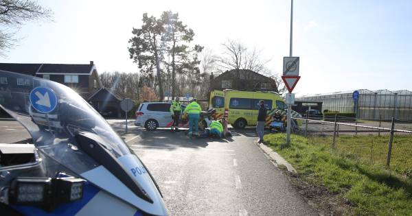 Scooterrijdster gewond bij aanrijding in Naaldwijk .