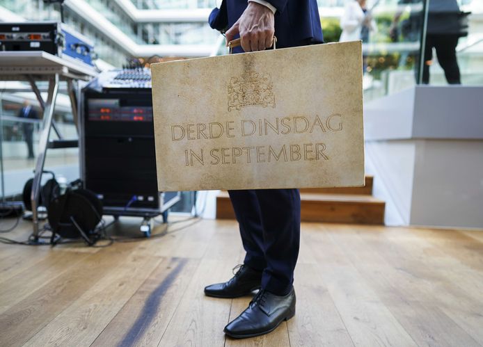 Minister Wopke Hoekstra tijdens de vorige Prinsjesdag, met het koffertje met de miljoenennota op het ministerie van Financiën.