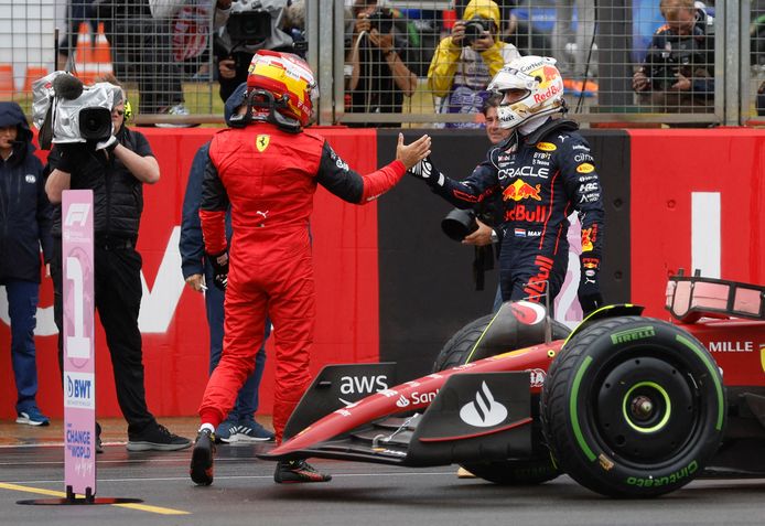 Max Verstappen feliciteert Carlos Sainz.