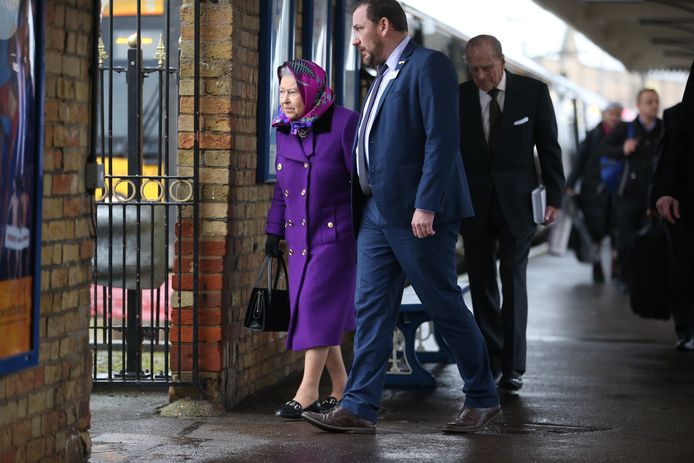 Queen Elizabeth arriveert in het station.