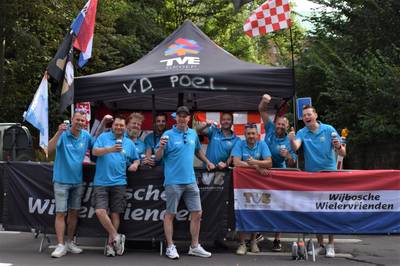 ‘Sommigen gaan naar een voetbalwedstrijd of maken een stedentrip. Wij combineren het met een wielerw