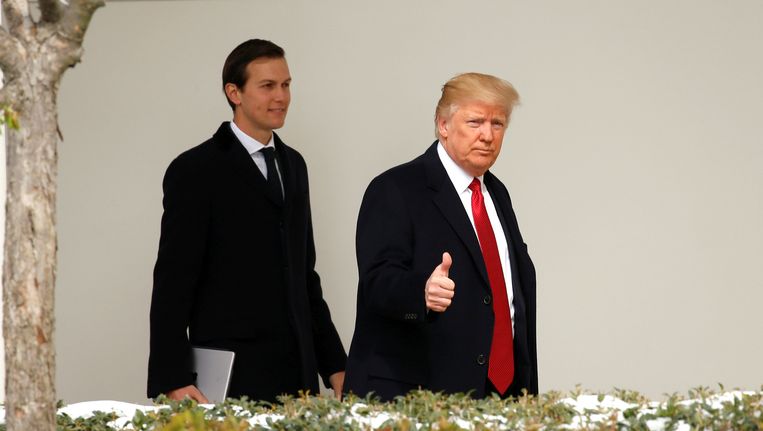Kushner en Trump bij het verlaten van het Witte Huis eerder dit jaar Beeld REUTERS
