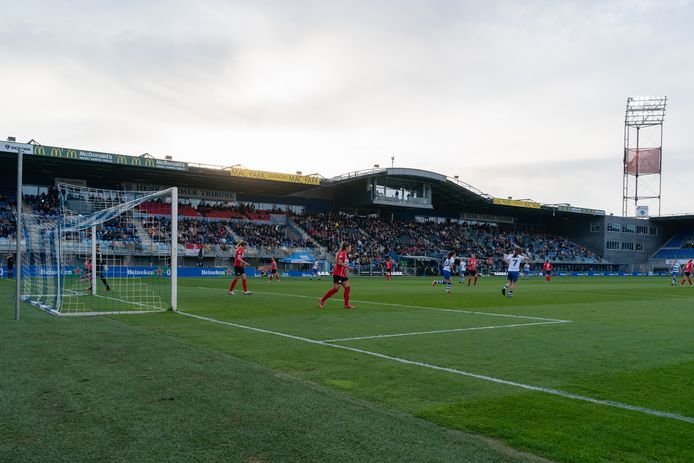 Een volle hoofdtribune tijdens de wedstrijd PEC Zwolle - PSV. Als het aan PEC Zwolle ligt, zien ze dat de komende jaren vaker.