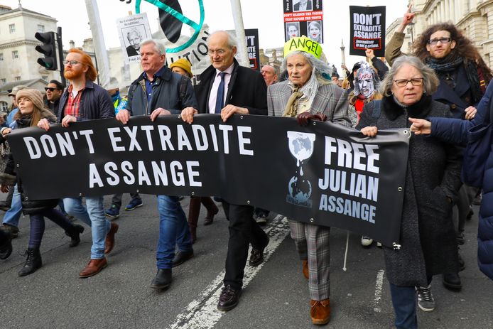 Ontwerpster Vivienne Westwood (met gele kroon) en de vader van Assange (centraal).