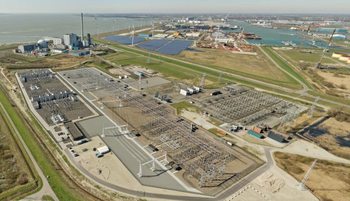 Het hoogspanningsstation in havengebied Vlissingen-Oost. Erachter de kerncentrale. Op het braakliggende stuk grond rechts  (aan de overkant van de weg) komt het converterstation waar de stroom van het windpark bij IJmuiden naartoe gaat. Daar wordt de gelijkstroom weer omgezet in wisselstroom. Vandaar gaat de stroom naar het hoogspanningsstation. Dat is daarmee vol, waardoor een nieuw hoogspanningsstation nodig is.
