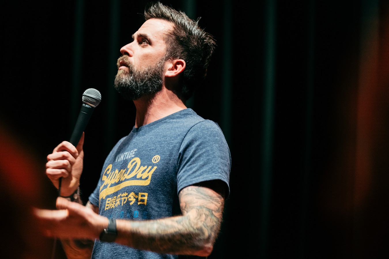 Cabaretier Emiel van der Logt is terug met een koffer vol grappen