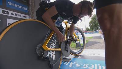 WATCH. In trouble just before the start: Evenepoel struggles with a chain just before the time trial