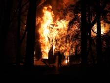 Houten schuur brandt volledig uit in bosrijke omgeving aan de Kleiberg in Apeldoorn