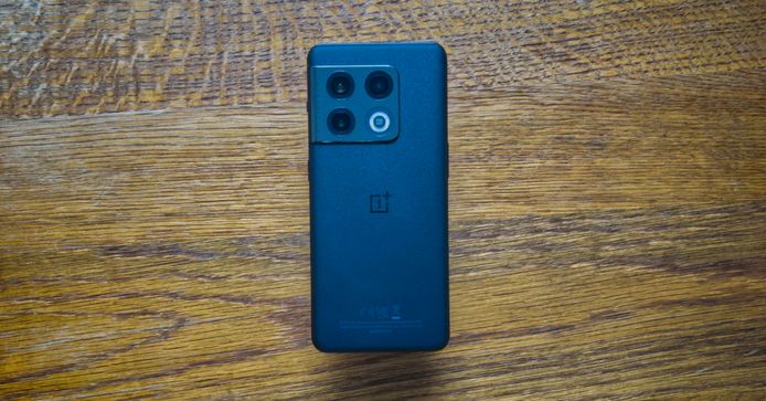 De OnePlus 10 Pro in het zwart. Er is ook een groene versie van de telefoon.