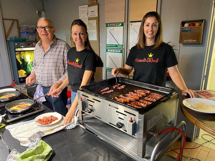 Supportersclub Herenth(W)out bakte spek en eieren voor de supporters