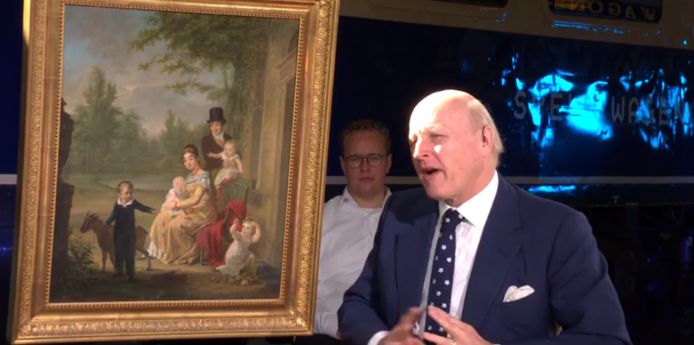 Expert Willem Jan Hoogsteder buigt zich over het schilderij in Tussen Kunst en Kitsch
