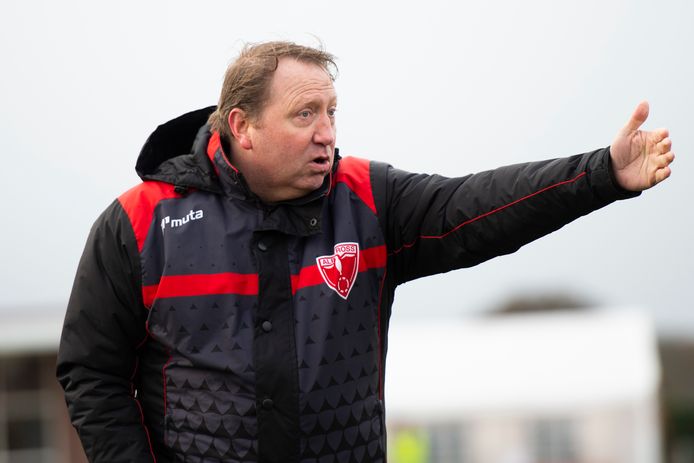 Trainer Marco Wilmink van Albatross wijst zijn ploeg de juiste kant op.