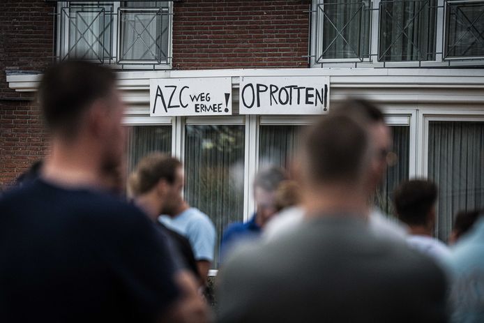 Het kabinet heeft een vergunning afgegeven voor opvang van asielzoekers in dit hotel. Het COA heeft het hotel gekocht en mag er een asielzoekerscentrum van maken.