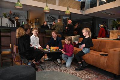 Het is weer ‘gezellig’ in dit dorp aan de Maas zonder eigen kroeg: ‘Iedereen wil een fijne plek hebb