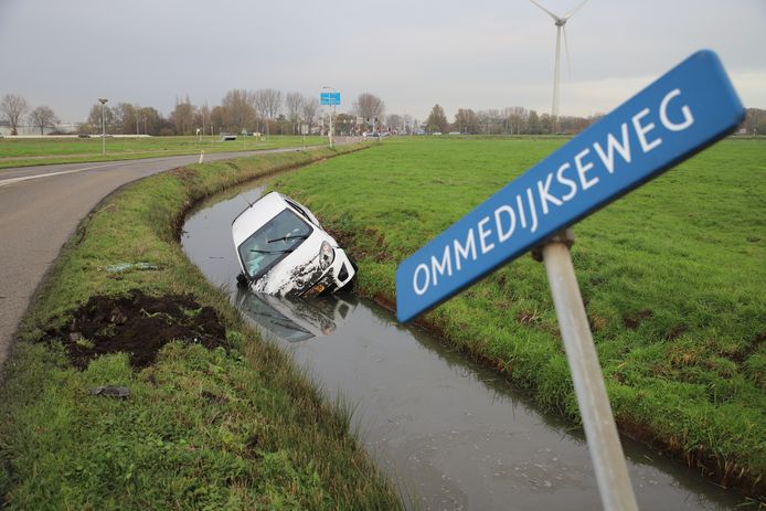Een auto is vanmiddag gedeeltelijk in de sloot beland langs de Ommedijkseweg in Zoeterwoude. Een vrouw raakte daarbij gewond.