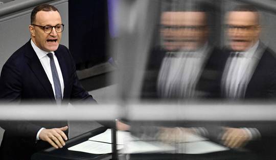 Jens Spahn, fractieleider CDU, treedt af vanwege draagmoederaffaire