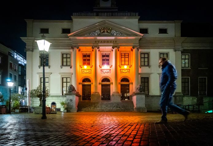 Het Stadhuis in Dordrecht kleurt oranje voor Orange the World.