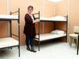 Slapen op stapelbedden in de hal, douchen in een container: zo leven vluchtelingen in Kamp van Zeist