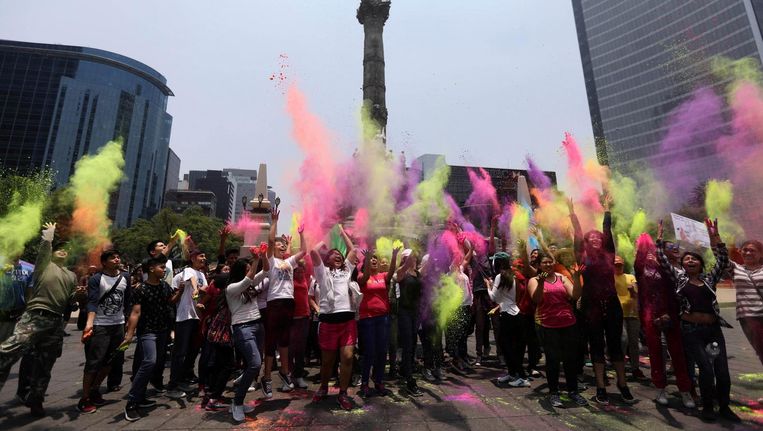 Activisten kleuren de lucht met poeder tijdens een demonstratie tegen Monsanto in Mexico City, 20 mei 2017. Beeld reuters