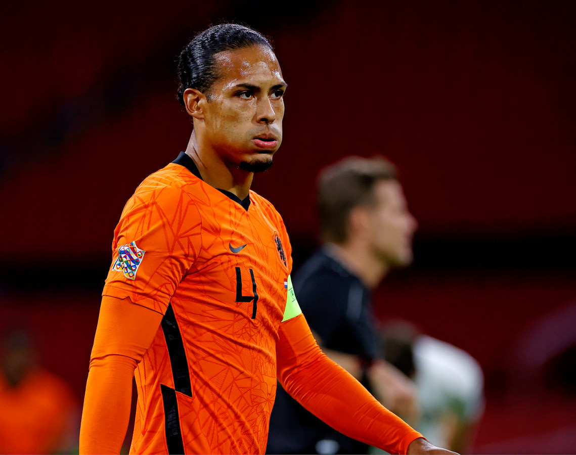 Frank de Boer mist Virgil van Dijk bij Oranje ‘Ik vind het vooral heel sneu voor hem’ Foto