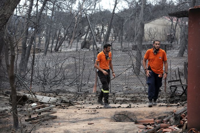 Hulpverleners zoeken naar vermisten in de verwoeste gebieden.