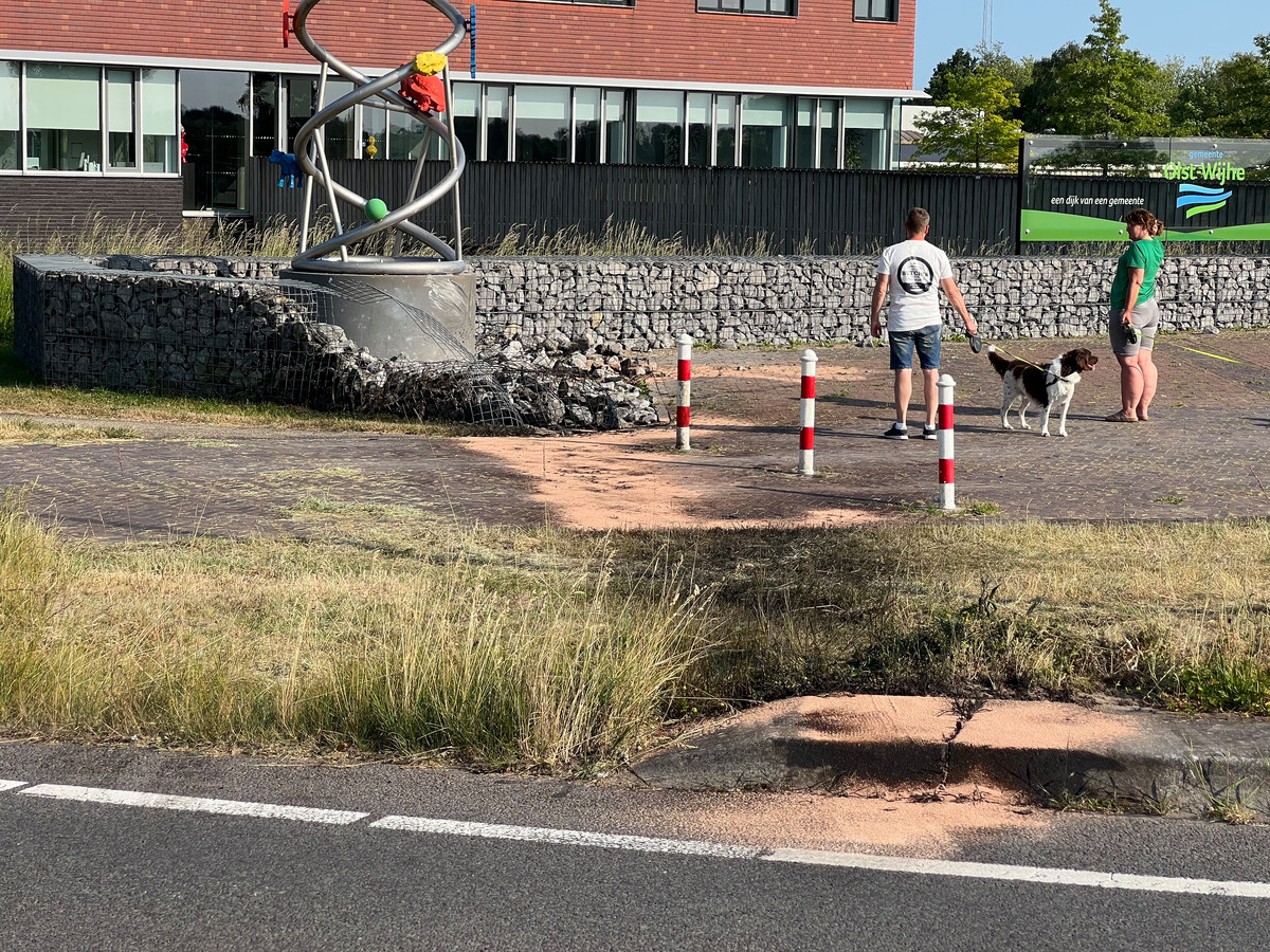 Puinzooi op Raadhuisplein Wijhe: muurtje aan diggelen, stenen liggen ...