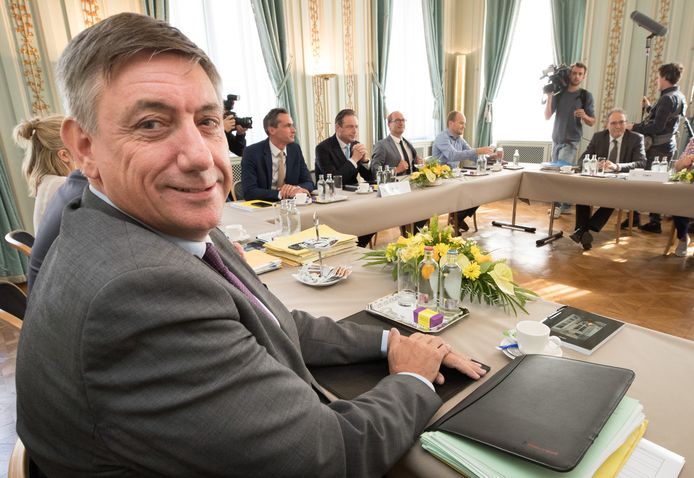 Toekomstig Vlaams minister-president Jan Jambon tijdens de onderhandelingen over de nieuwe Vlaamse regering.