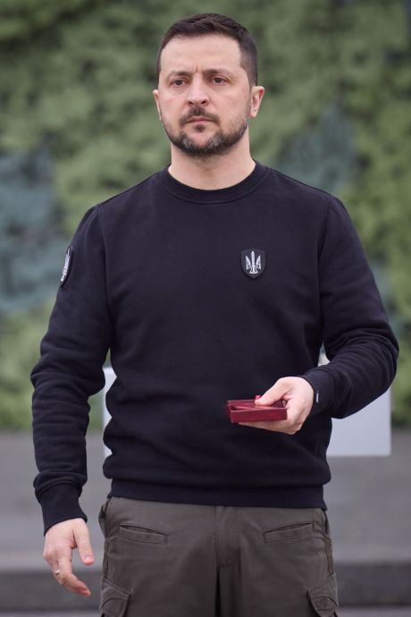 “Je suis honoré d’être ici aujourd’hui”: Zelensky visite la région de Zaporijjia et décore des soldats