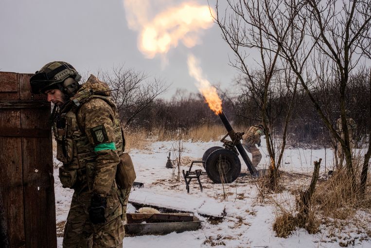 Oekraïense soldaten in Bachmoet nemen Russische troepen onder vuur. Beeld DANIEL BEREHULAK / NYT