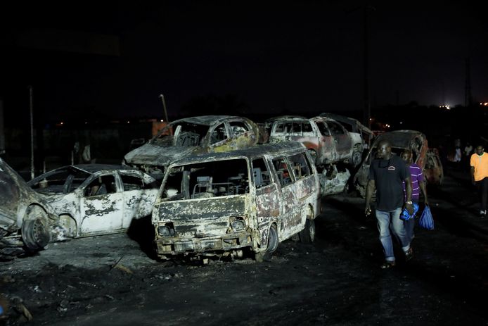 Bij de explosie van een tankwagen in Lagos, de economische hoofdstad van Nigeria, zijn gisteren minstens negen personen omgekomen.