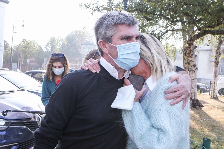 Patick De Koster sluit zijn vrouw Pascale in de armen na het verlaten van de gevangenis. Beeld Photo News