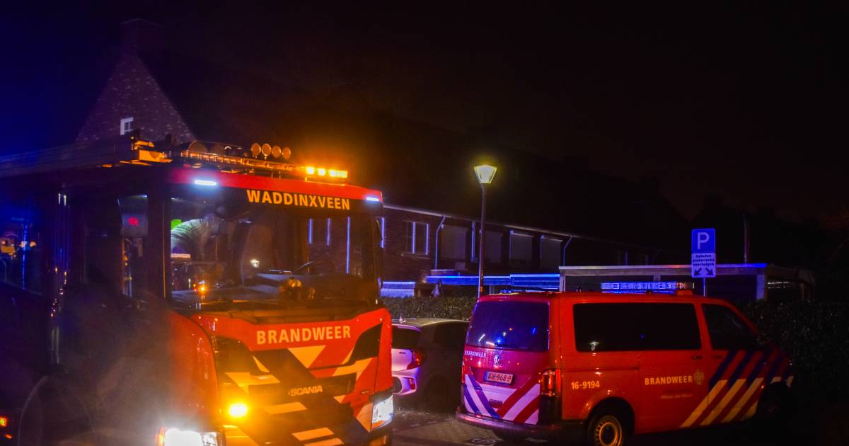 Ambulancemedewerkers helpen slachtoffer als ze ineens rook zien in de woning