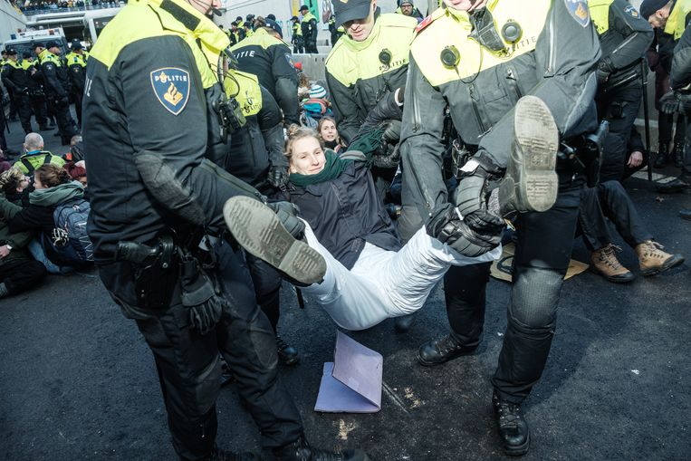 Amnesty is bij protesten aanwezig om in de gaten te houden hoe de demonstratie verloopt. ‘Zolang een demonstratie vreedzaam en geweldloos verloopt, is een demonstratie het waard om te beschermen.’ Beeld Jakob van Vliet