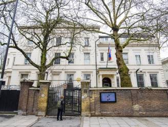 Russische diplomaten verlaten VK een week nadat Theresa May hen de deur wees