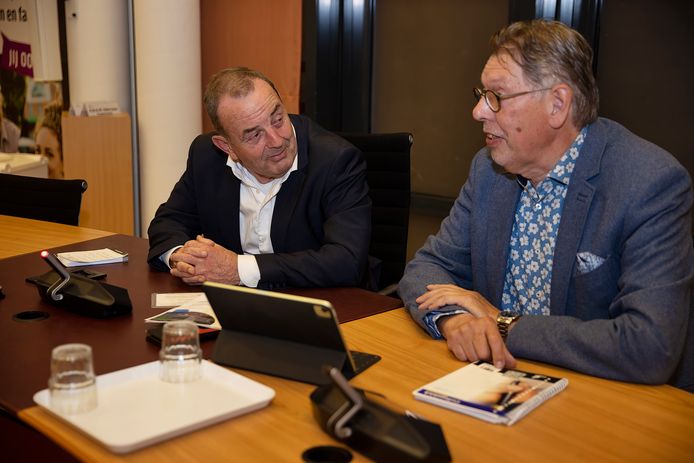 Nol Kleijngeld (links) en Wim Evers in het gemeentehuis in Valkenswaard.