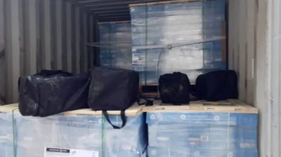 Politie haalt 370 kilogram cocaïne in sportzakken uit zeecontainer: straatwaarde van 18,8 miljoen euro