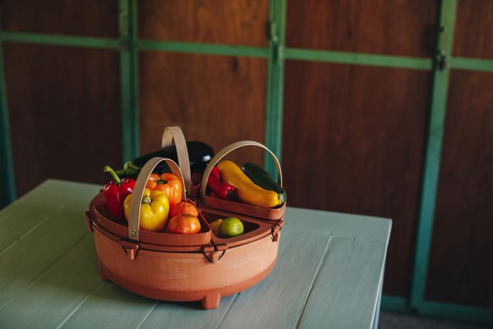 Minikelder: In de Patera Magna passen geglazuurde bakjes voor verschillende soorten fruit en groente, elk met hun eigen rijpingsproces. Met behulp van water wordt een kelderklimaat gesimuleerd.