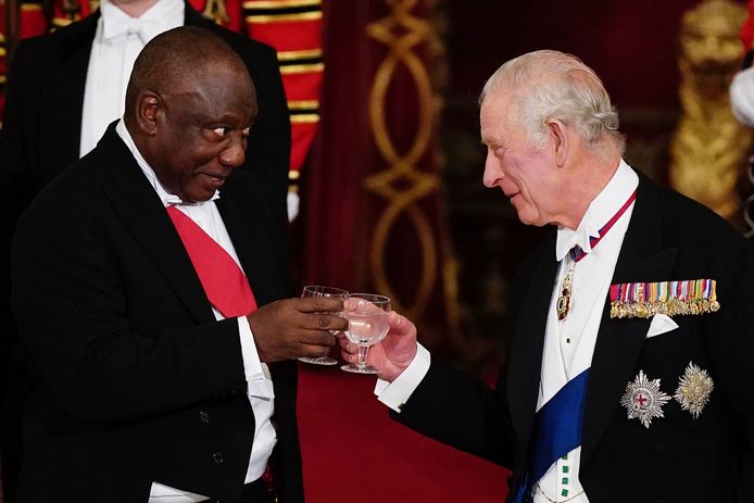 Koning Charles geeft een speech voor de president van Zuid-Afrika.