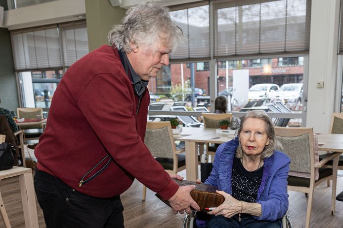 Mineke Moillink overhandigt de Statenbijbel aan Bertus Webbink van Stichting Oald Heldern de Noaberschop.